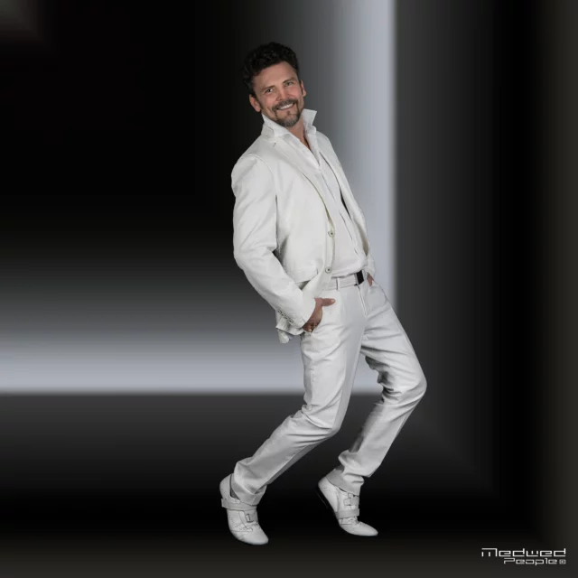 * Just a jump to the left *
Darf ich vorstellen? @Romeromodel 

Man muss nur zum richtigen Zeitpunkt am richtigen Ort sein. Und auf einmal stand ER zufällig vor meiner Türe und entpuppte sich im Gespräch als Männermodel 👍 
So entstand dann ein paar Tage später eine feine Serie von 📸 Männerportraits & Headshots. https://www.medwed-people.com/

#romeromodel #photography #portraitphotography #professionalphotographer #malephotography #beard #malemodel #men #gentleman #photo #portrait #gray #picoftheday #people #amazing #headshots  #headshotphotographer #medwedpeople #vienna #wien