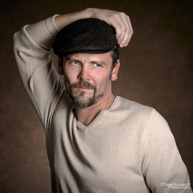 Lass uns mal genüsslich eine Fotoregel brechen! 
Man(n) legt NIE den Arm über den Kopf, außer die Fotografin ... 

Eine feine Serie mit @Romeromodel 📸 Männerportraits & Headshots: 
https://www.medwed-people.com/

#romeromodel #photography #portraitphotography #professionalphotographer #malephotography #beard #malemodel #men #gentleman #photo #portrait #gray #picoftheday #people #amazing #headshots  #headshotphotographer #medwedpeople #vienna #wien