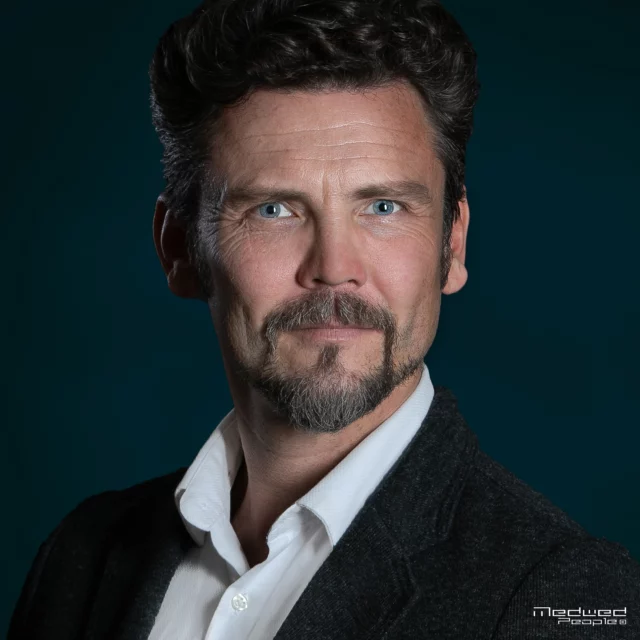 * Individuelle Farbhintergründe*

Für einen Headshot muss der Farbhintergründe nicht klassisch weiss/grau/schwarz sein und kann nachträglich ausgetauscht werden. 
Man kann es nicht oft genug sagen: 
Die Fotografin sollte nur vorher wissen, wohin die Farbreise gehen wird, da die Lichtsetzung dazupassen sollte. 

Eine feine Serie mit @Romeromodel 
📸 Männerportraits & Headshots: 
https://www.medwed-people.com/

#romeromodel #photography #portraitphotography #professionalphotographer #malephotography #beard #malemodel #men #gentleman #photo #portrait #gray #picoftheday #people #amazing #headshots #headshots360  #headshotphotographer #medwedpeople #vienna #wien