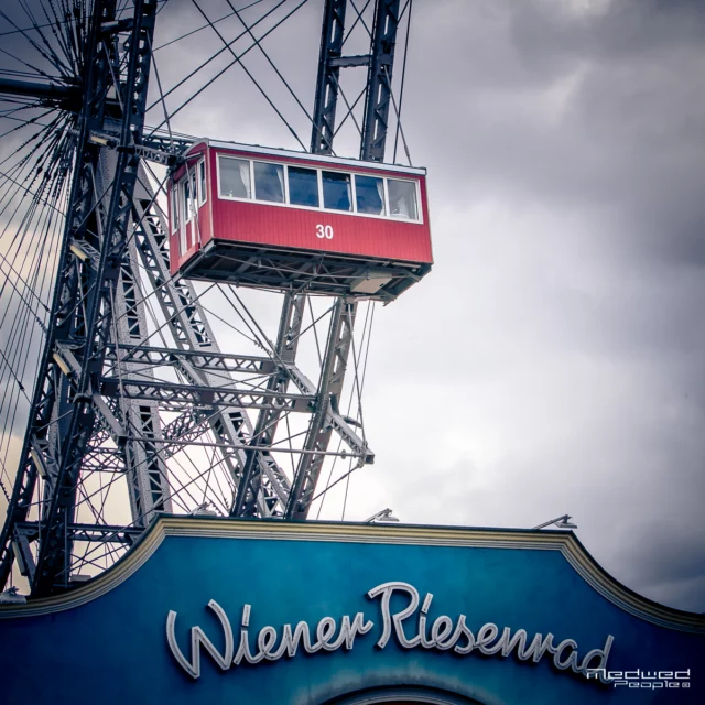 Was für eine schöne Idee im Wiener Riesenrad ein paar Runden im Wagon 30 zu fahren und Hochzeit zu feiern :-) Sogar die Sonne kam dann noch heraus. Zum Schluß lag ich dann  für das letzte Foto noch am leichtfeuchten Frühlingsboden;-) 

Danke für die Freigabe, liebes Hochzeitspaar @Sonja