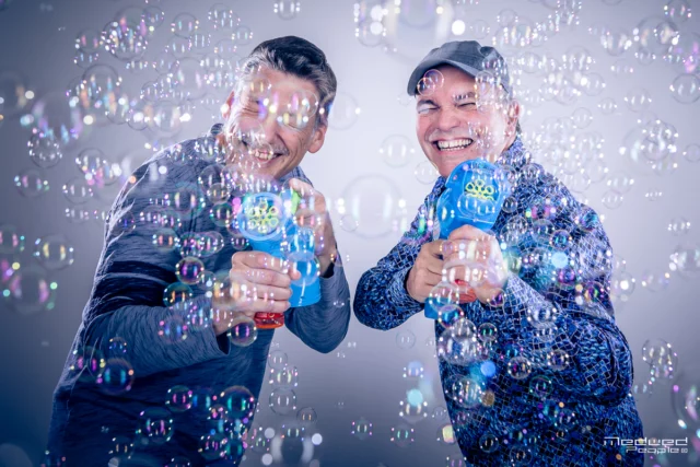 The Voice of Unity tritt wieder im Duo, mit Christian Kaindl + Martin Mader auf!🎤🎹
Wer die Shows kennt, weiß warum Seifenblasen als Wiedererkennungselement mit aufs Foto mussten :-)
[ Termine: 15.9.23 im Gemischten Satz 19h, 14.11.23 im Cafe Prückel 19:30h, 27.1.24 im Tschocherl 19h. Karten via Biletto online oder an der Abendkasse erhältlich ]
Band | https://www.instagram.com/the.voice.of.unity/
Foto | https://www.medwed-people.com/

#austropop #music #professionalphotographer #picoftheday #people #amazing #portrait #fotostudiowien #photostudio #vienna #wien #people #portraiturephotography #medwedpeople