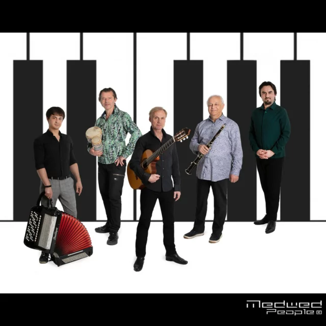 Mein Originalfoto 📸 als Basis für das Konzertplakat :-)
5 tolle Musiker [ MARIAN, BERTL, STEIRER, DORAN, MARIJOKOVIC ] haben auch in meinem Fotostudio kurz gespielt und daher schwere Konzertempfehlung: 
HANDS ON WORLD crossover – Auf “Donauwellen” im Roten Salon Wien am | 21.9.2023 | 19h | 
#music, #musicians #band #konzert #handsonworld #portraitphotography #photographer #professionalphotographer #malephotography #picoftheday #medwedpeople #vienna #wien